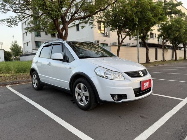 2010 Suzuki SX4 白色 原鈑件 原廠保養 優質代步車 不用出價 就能很便宜  第3張相片