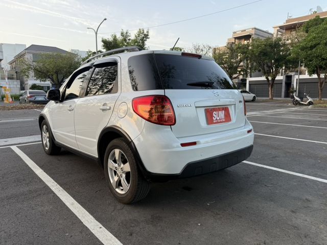 2010 Suzuki SX4 白色 原鈑件 原廠保養 優質代步車 不用出價 就能很便宜  第4張相片