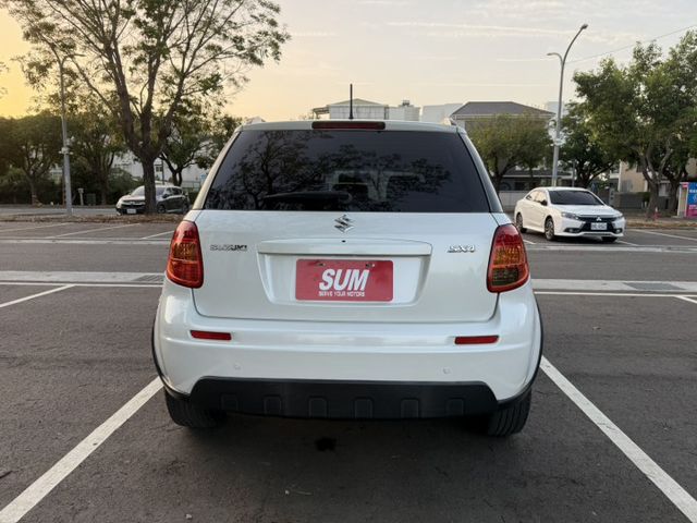 2010 Suzuki SX4 白色 原鈑件 原廠保養 優質代步車 不用出價 就能很便宜  第5張相片