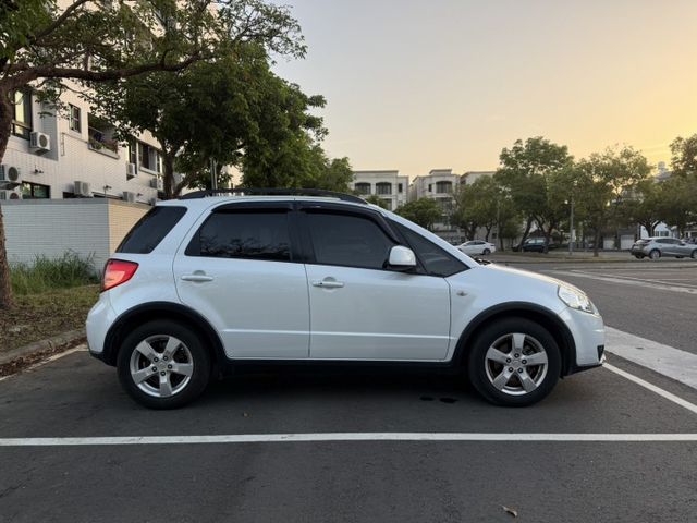 2010 Suzuki SX4 白色 原鈑件 原廠保養 優質代步車 不用出價 就能很便宜  第7張相片