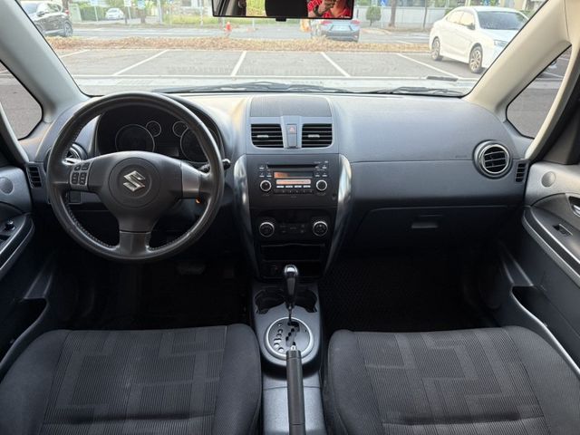 2010 Suzuki SX4 白色 原鈑件 原廠保養 優質代步車 不用出價 就能很便宜  第8張相片