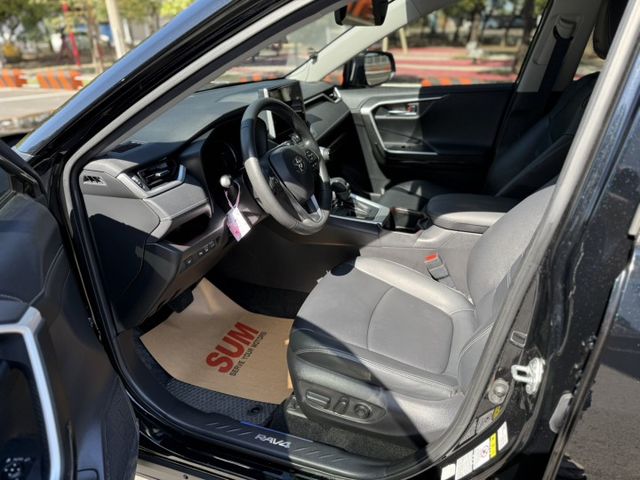 2022 Toyota RAV4 2.0旗艦 小改款  黑色 原鈑件 僅跑8萬 全網最低價 不用在比價  第10張相片