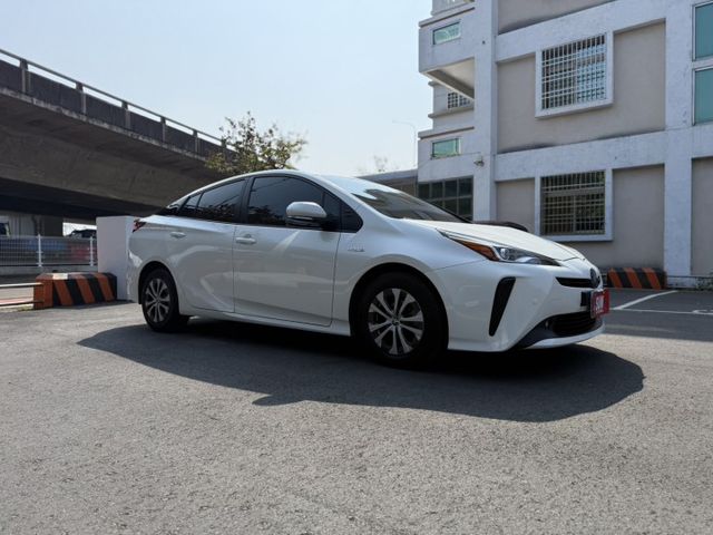 2019年 Prius Hybrid 1.8 白色 原鈑件 原廠保養 僅跑9萬 電池原廠 8年16萬公里保固 新價格  第3張相片