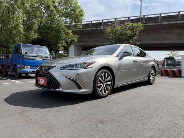 2018/19領牌 Lexus ES 200豪華版 鈦色 原鈑件 僅跑9萬 新價格 不用比價 就能很便宜  第1張相片