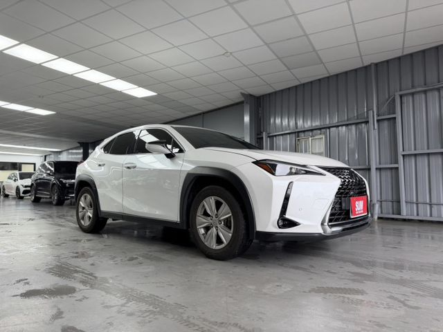 2023 Lexus UX 250h豪華版 白色 原鈑件 原廠保養 僅跑6萬 新車保固中 新價格 保證全網最便宜  第3張相片
