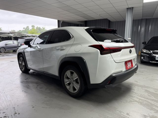 2023 Lexus UX 250h豪華版 白色 原鈑件 原廠保養 僅跑6萬 新車保固中 新價格 保證全網最便宜  第4張相片