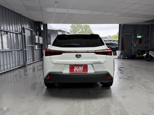 2023 Lexus UX 250h豪華版 白色 原鈑件 原廠保養 僅跑6萬 新車保固中 新價格 保證全網最便宜  第5張相片