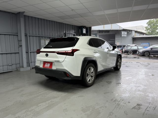 2023 Lexus UX 250h豪華版 白色 原鈑件 原廠保養 僅跑6萬 新車保固中 新價格 保證全網最便宜  第6張相片
