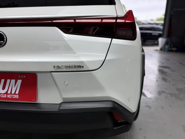 2023 Lexus UX 250h豪華版 白色 原鈑件 原廠保養 僅跑6萬 新車保固中 新價格 保證全網最便宜  第7張相片