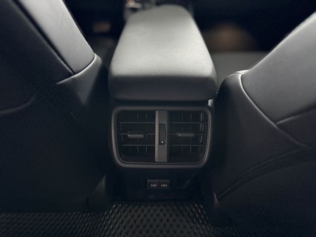 2023 Lexus UX 250h豪華版 白色 原鈑件 原廠保養 僅跑6萬 新車保固中 新價格 保證全網最便宜  第15張相片