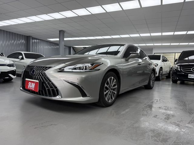 2022 Lexus ES 300h豪華版 鈦色 原鈑件 原廠保養 僅跑9萬 電池 8年16萬 原廠保固中 新價格  第2張相片