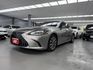 2022 Lexus ES 300h豪華版 鈦色 原鈑件 原廠保養 僅跑9萬 電池 8年16萬 原廠保固中 新價格  第2張縮圖