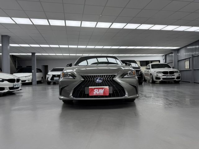 2022 Lexus ES 300h豪華版 鈦色 原鈑件 原廠保養 僅跑9萬 電池 8年16萬 原廠保固中 新價格  第3張相片