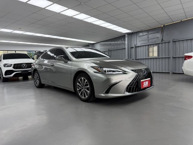 2022 Lexus ES 300h豪華版 鈦色 原鈑件 原廠保養 僅跑9萬 電池 8年16萬 原廠保固中 新價格  第4張相片