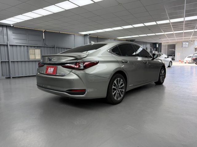 2022 Lexus ES 300h豪華版 鈦色 原鈑件 原廠保養 僅跑9萬 電池 8年16萬 原廠保固中 新價格  第5張相片
