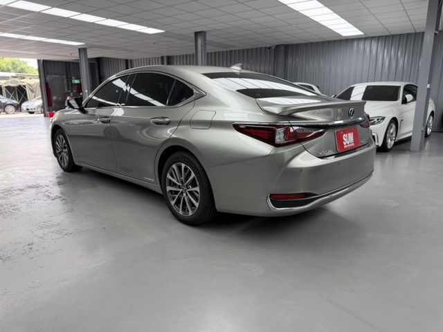 2022 Lexus ES 300h豪華版 鈦色 原鈑件 原廠保養 僅跑9萬 電池 8年16萬 原廠保固中 新價格  第6張相片