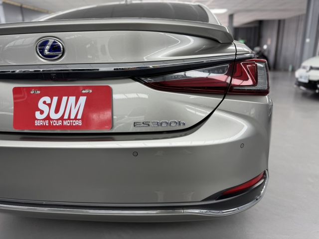 2022 Lexus ES 300h豪華版 鈦色 原鈑件 原廠保養 僅跑9萬 電池 8年16萬 原廠保固中 新價格  第7張相片