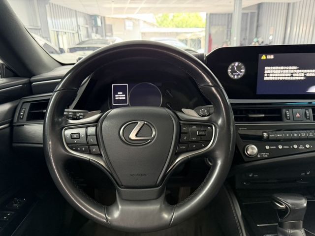 2022 Lexus ES 300h豪華版 鈦色 原鈑件 原廠保養 僅跑9萬 電池 8年16萬 原廠保固中 新價格  第8張相片