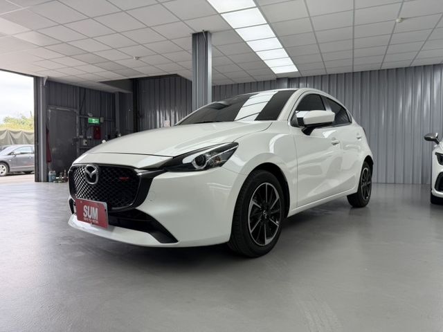 2024 Mazda 2 Sport 白色 原鈑件 原廠保養 原廠保固中 僅跑3萬 新價格 不用在比價 就能很便宜  第1張相片