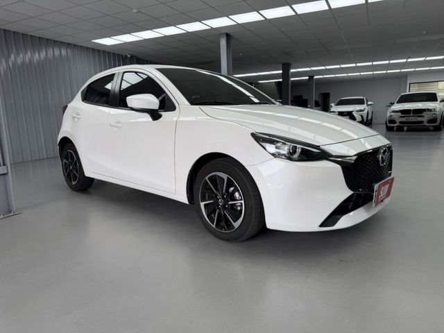 2024 Mazda 2 Sport 白色 原鈑件 原廠保養 原廠保固中 僅跑3萬 新價格 不用在比價 就能很便宜  第3張相片