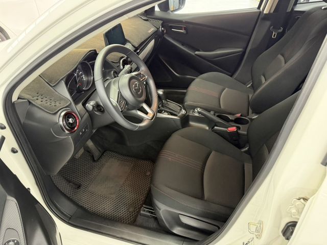 2024 Mazda 2 Sport 白色 原鈑件 原廠保養 原廠保固中 僅跑3萬 新價格 不用在比價 就能很便宜  第9張相片