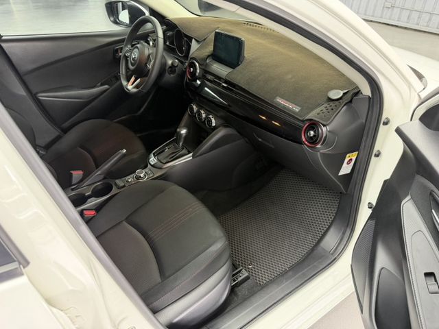 2024 Mazda 2 Sport 白色 原鈑件 原廠保養 原廠保固中 僅跑3萬 新價格 不用在比價 就能很便宜  第10張相片