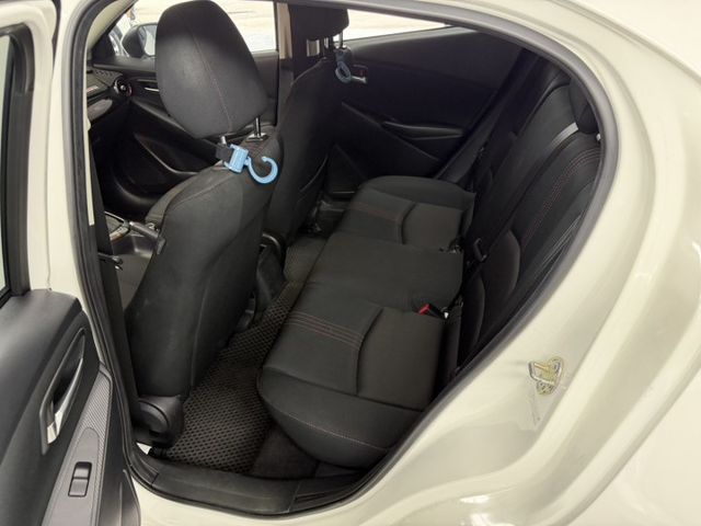 2024 Mazda 2 Sport 白色 原鈑件 原廠保養 原廠保固中 僅跑3萬 新價格 不用在比價 就能很便宜  第11張相片