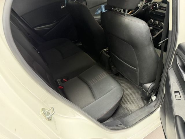 2024 Mazda 2 Sport 白色 原鈑件 原廠保養 原廠保固中 僅跑3萬 新價格 不用在比價 就能很便宜  第12張相片