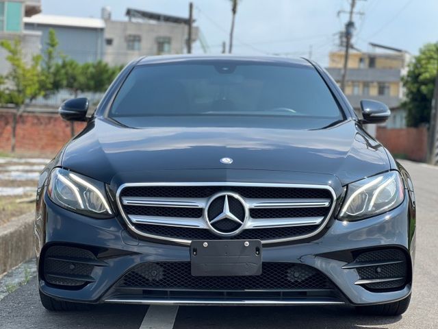 最經典華豪轎車｜未領牌 選配大液晶螢幕 AMG、免鑰匙、前後雷達、倒車顯影、盲點、柏林、感應式電尾門(腳踢）、天窗  第2張相片