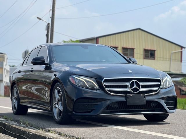 最經典華豪轎車｜未領牌 選配大液晶螢幕 AMG、免鑰匙、前後雷達、倒車顯影、盲點、柏林、感應式電尾門(腳踢）、天窗  第3張相片