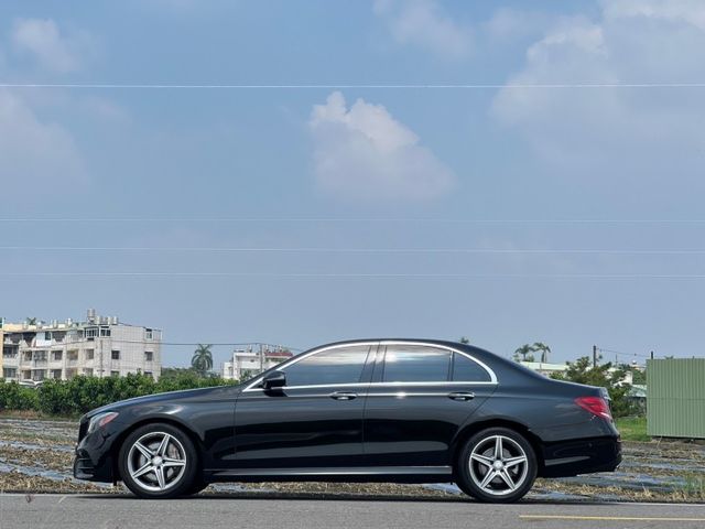 最經典華豪轎車｜未領牌 選配大液晶螢幕 AMG、免鑰匙、前後雷達、倒車顯影、盲點、柏林、感應式電尾門(腳踢）、天窗  第4張相片
