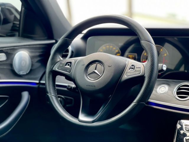 最經典華豪轎車｜未領牌 選配大液晶螢幕 AMG、免鑰匙、前後雷達、倒車顯影、盲點、柏林、感應式電尾門(腳踢）、天窗  第6張相片
