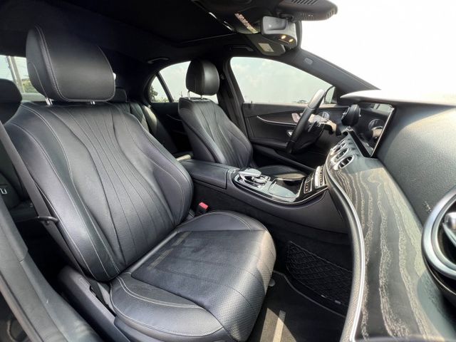 最經典華豪轎車｜未領牌 選配大液晶螢幕 AMG、免鑰匙、前後雷達、倒車顯影、盲點、柏林、感應式電尾門(腳踢）、天窗  第8張相片