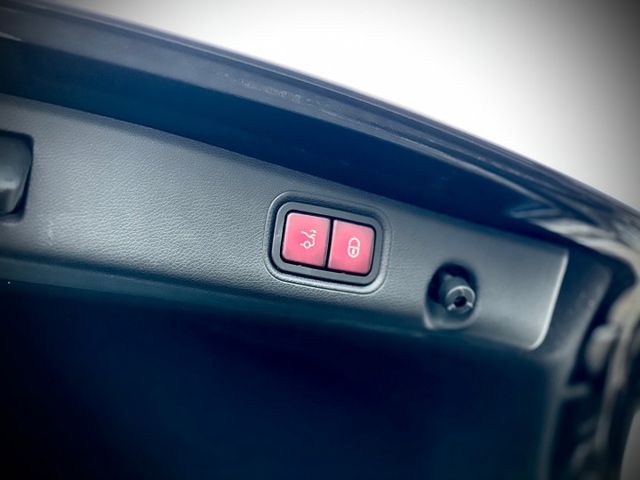 最經典華豪轎車｜未領牌 選配大液晶螢幕 AMG、免鑰匙、前後雷達、倒車顯影、盲點、柏林、感應式電尾門(腳踢）、天窗  第18張相片