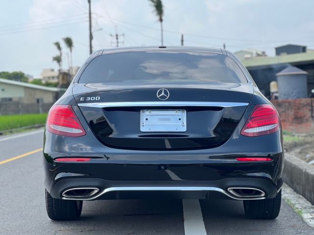 最經典華豪轎車｜未領牌 選配大液晶螢幕 AMG、免鑰匙、前後雷達、倒車顯影、盲點、柏林、感應式電尾門(腳踢）、天窗  第19張相片