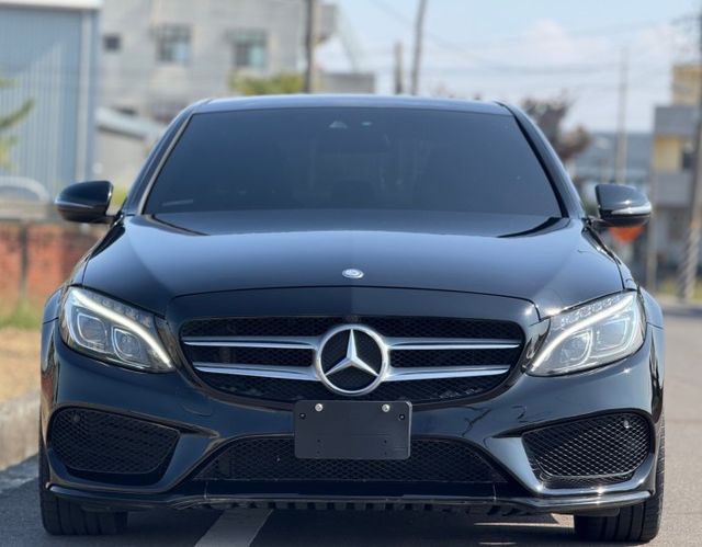 年輕人首選｜AMG、摸門、免鑰匙啟動、LED雙魚眼頭燈、倒車顯影、盲點偵測、柏林之音、黑梣木飾板、黑頂棚、全景天窗  第3張相片