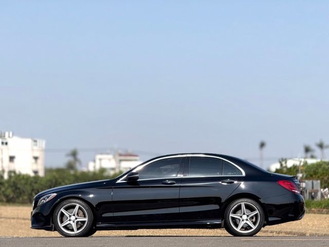 年輕人首選｜AMG、摸門、免鑰匙啟動、LED雙魚眼頭燈、倒車顯影、盲點偵測、柏林之音、黑梣木飾板、黑頂棚、全景天窗  第5張相片