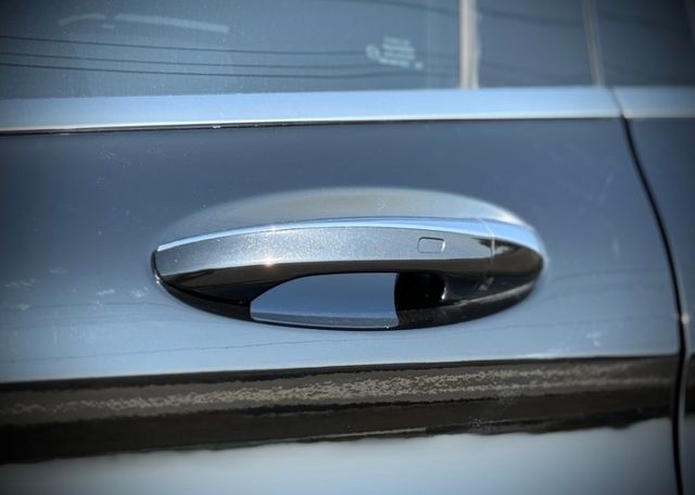 年輕人首選｜AMG、摸門、免鑰匙啟動、LED雙魚眼頭燈、倒車顯影、盲點偵測、柏林之音、黑梣木飾板、黑頂棚、全景天窗  第11張相片