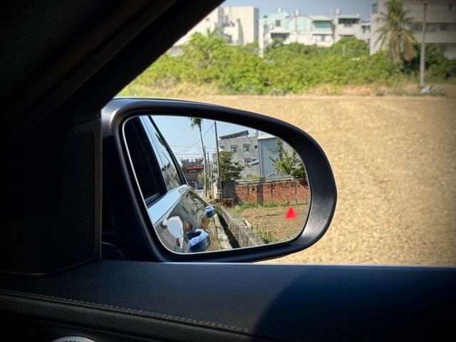 年輕人首選｜AMG、摸門、免鑰匙啟動、LED雙魚眼頭燈、倒車顯影、盲點偵測、柏林之音、黑梣木飾板、黑頂棚、全景天窗  第13張相片