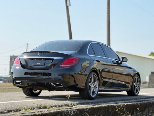 年輕人首選｜AMG、摸門、免鑰匙啟動、LED雙魚眼頭燈、倒車顯影、盲點偵測、柏林之音、黑梣木飾板、黑頂棚、全景天窗  第18張相片