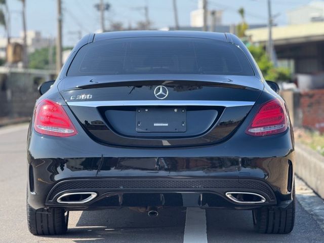 年輕人首選｜AMG、摸門、免鑰匙啟動、LED雙魚眼頭燈、倒車顯影、盲點偵測、柏林之音、黑梣木飾板、黑頂棚、全景天窗  第19張相片
