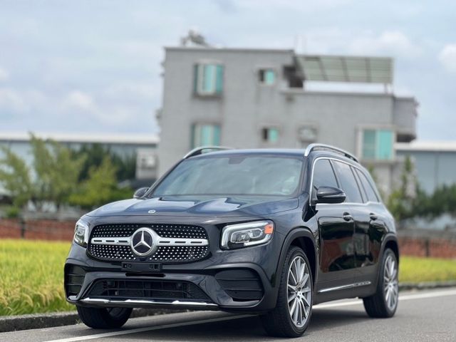 奶爸奶媽帶上阿公阿嬤 完美家庭用車｜AMG、摸門、免鑰匙、倒車顯影、雙液晶大螢幕、盲點、腳踢、四傳、64色氣氛燈  第2張相片