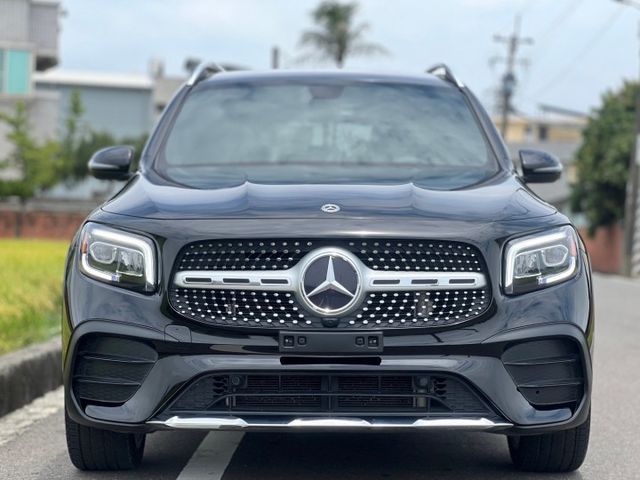 奶爸奶媽帶上阿公阿嬤 完美家庭用車｜AMG、摸門、免鑰匙、倒車顯影、雙液晶大螢幕、盲點、腳踢、四傳、64色氣氛燈  第3張相片