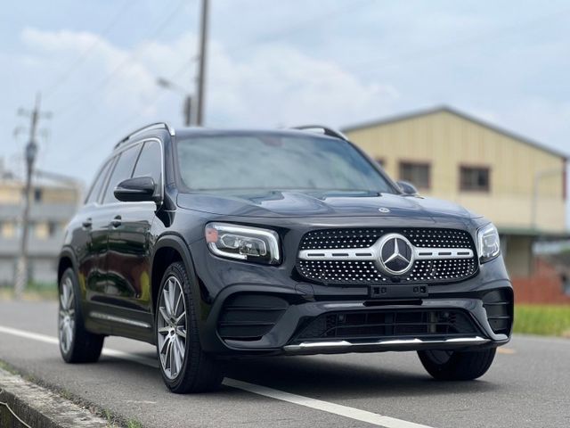 奶爸奶媽帶上阿公阿嬤 完美家庭用車｜AMG、摸門、免鑰匙、倒車顯影、雙液晶大螢幕、盲點、腳踢、四傳、64色氣氛燈  第4張相片