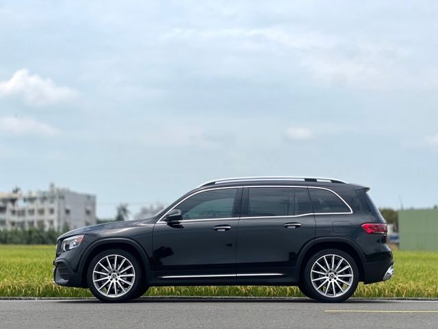 奶爸奶媽帶上阿公阿嬤 完美家庭用車｜AMG、摸門、免鑰匙、倒車顯影、雙液晶大螢幕、盲點、腳踢、四傳、64色氣氛燈  第5張相片