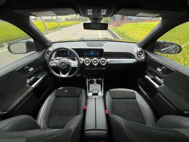 奶爸奶媽帶上阿公阿嬤 完美家庭用車｜AMG、摸門、免鑰匙、倒車顯影、雙液晶大螢幕、盲點、腳踢、四傳、64色氣氛燈  第6張相片