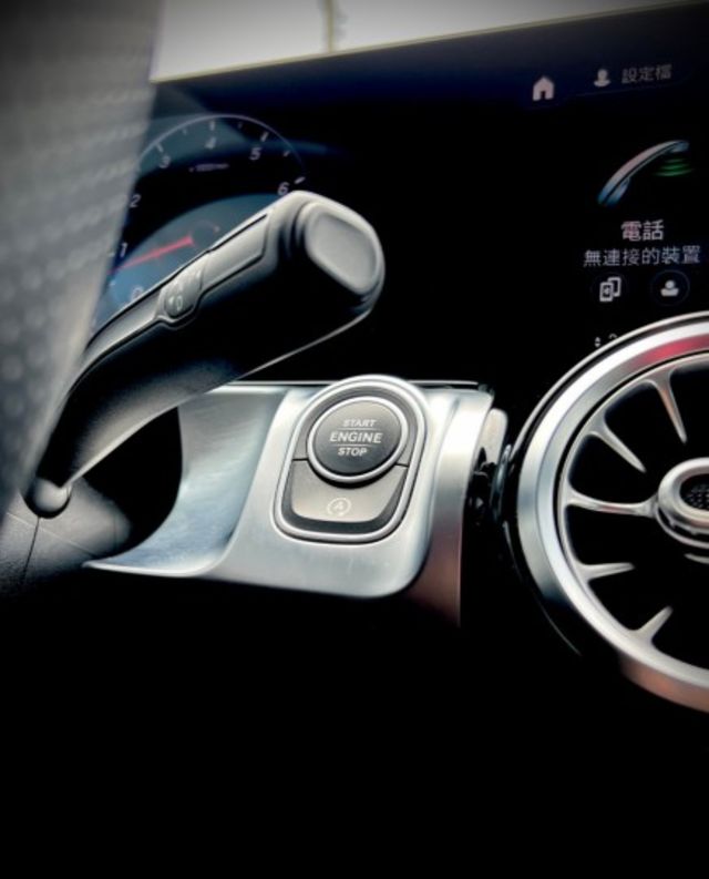 奶爸奶媽帶上阿公阿嬤 完美家庭用車｜AMG、摸門、免鑰匙、倒車顯影、雙液晶大螢幕、盲點、腳踢、四傳、64色氣氛燈  第11張相片