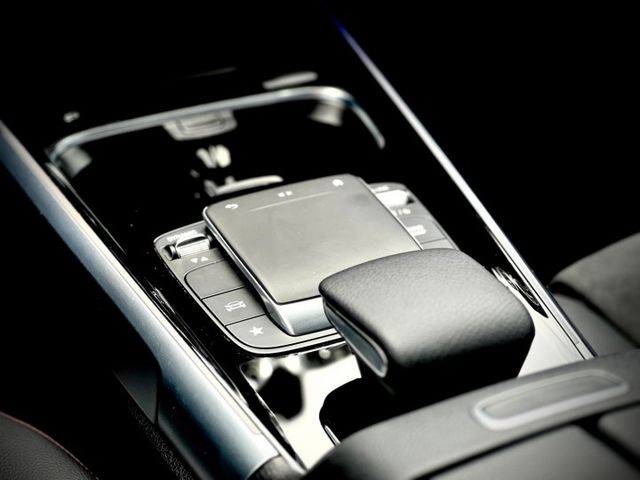 奶爸奶媽帶上阿公阿嬤 完美家庭用車｜AMG、摸門、免鑰匙、倒車顯影、雙液晶大螢幕、盲點、腳踢、四傳、64色氣氛燈  第12張相片
