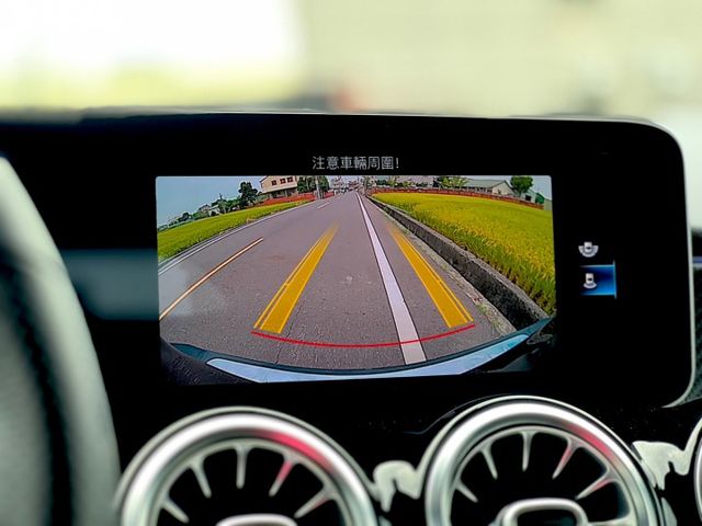 奶爸奶媽帶上阿公阿嬤 完美家庭用車｜AMG、摸門、免鑰匙、倒車顯影、雙液晶大螢幕、盲點、腳踢、四傳、64色氣氛燈  第14張相片