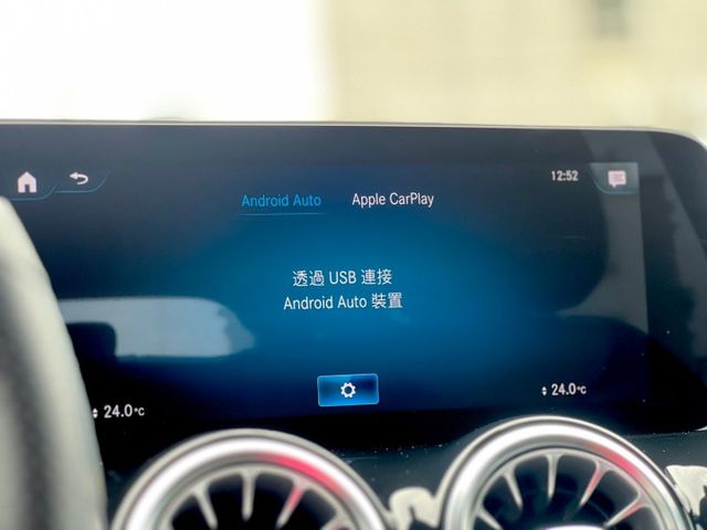 奶爸奶媽帶上阿公阿嬤 完美家庭用車｜AMG、摸門、免鑰匙、倒車顯影、雙液晶大螢幕、盲點、腳踢、四傳、64色氣氛燈  第15張相片
